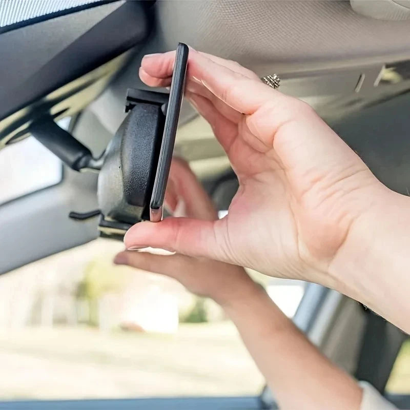 يد تعدل مرآة السيارة بانورامية واسعة الزاوية داخل المركبة.