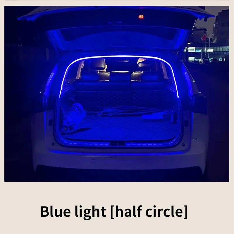 Bande LED circulaire bleue éclairant l'intérieur du coffre d'une voiture.