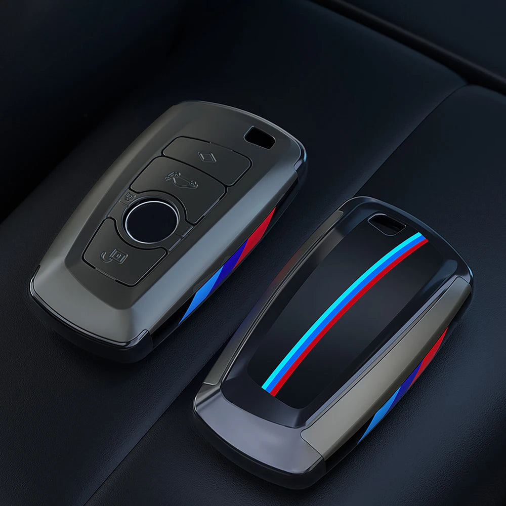 Un juego de fundas para llaves de coche de fibra de carbono negra, incluyendo una funda principal y un mando a distancia.