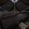 Gros plan de housses de siège en cuir marron avec motifs à pois noirs installées sur un intérieur en cuir brun.