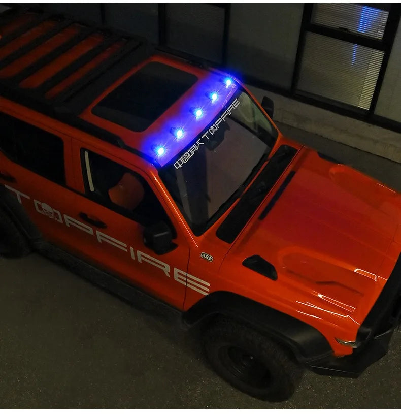 Orange Fahrzeug mit blauen Blitzlichtern auf dem Dach