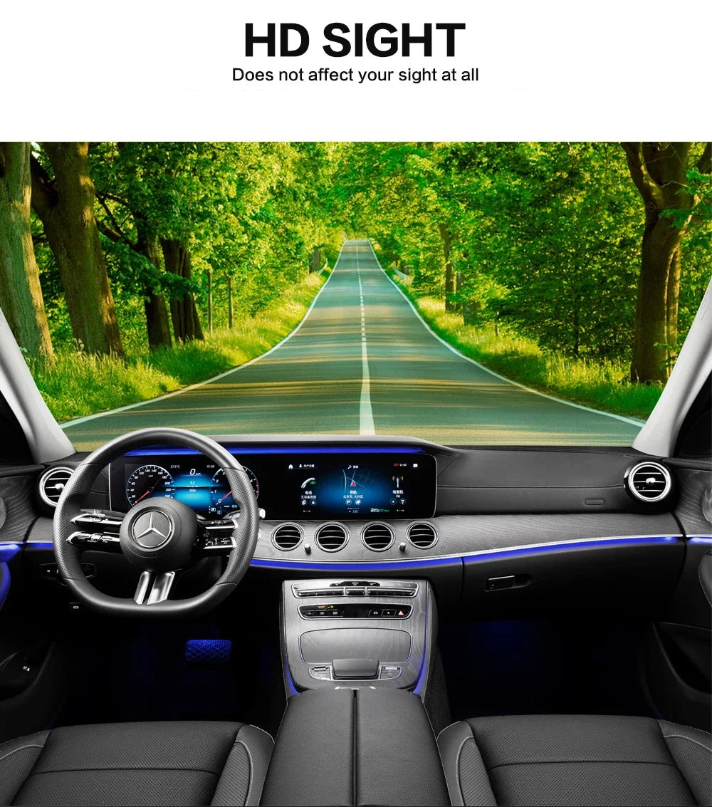 Vue intérieure d'une voiture montrant une fonction de vision HD sur le pare-brise et le tableau de bord.
