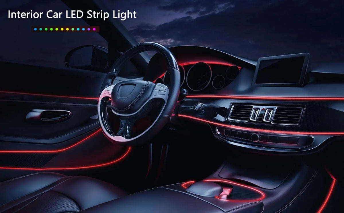 Vue intérieure de voiture montrant des lumières LED rouges illuminant le volant, le tableau de bord et les sièges.