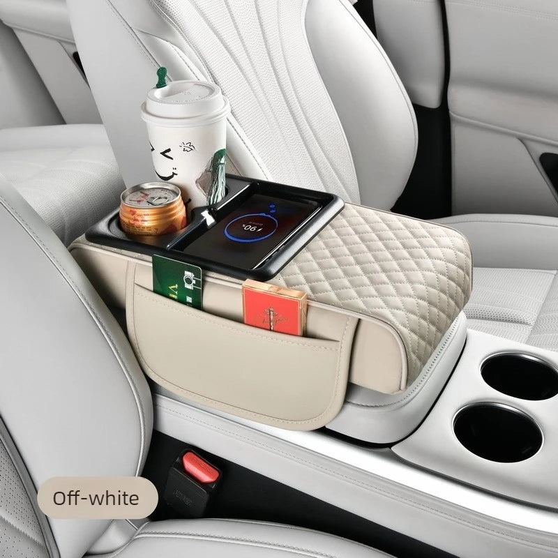 Beige Autoarmlehnen-Organizer, der ein Smartphone mit einer kabellosen Ladepad und einer kleinen Box hält.