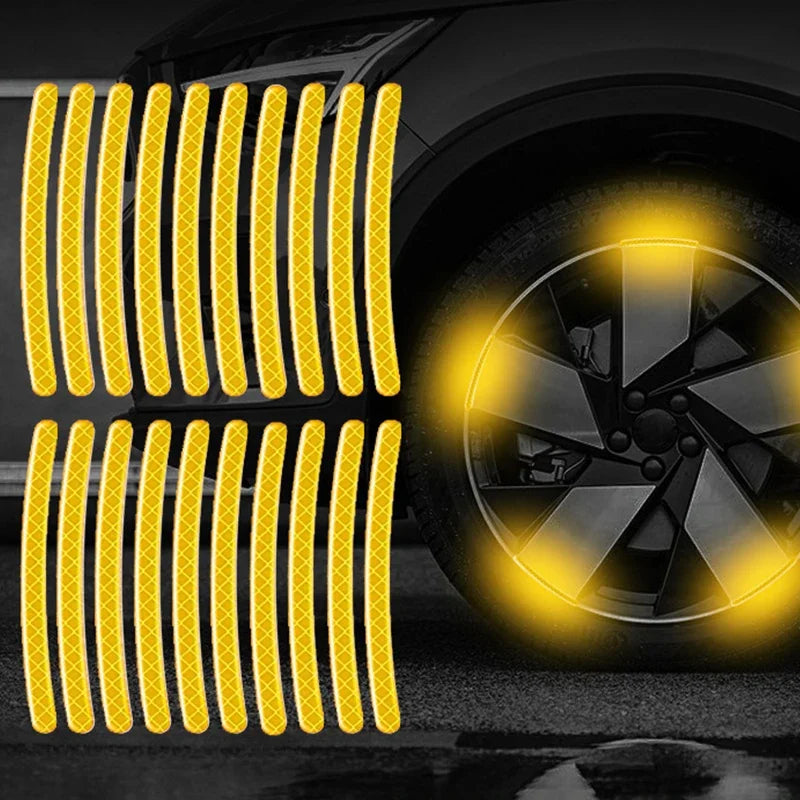 Autocollants réfléchissants jaunes appliqués sur une roue et un pneu de voiture, montrant un motif de rayons.