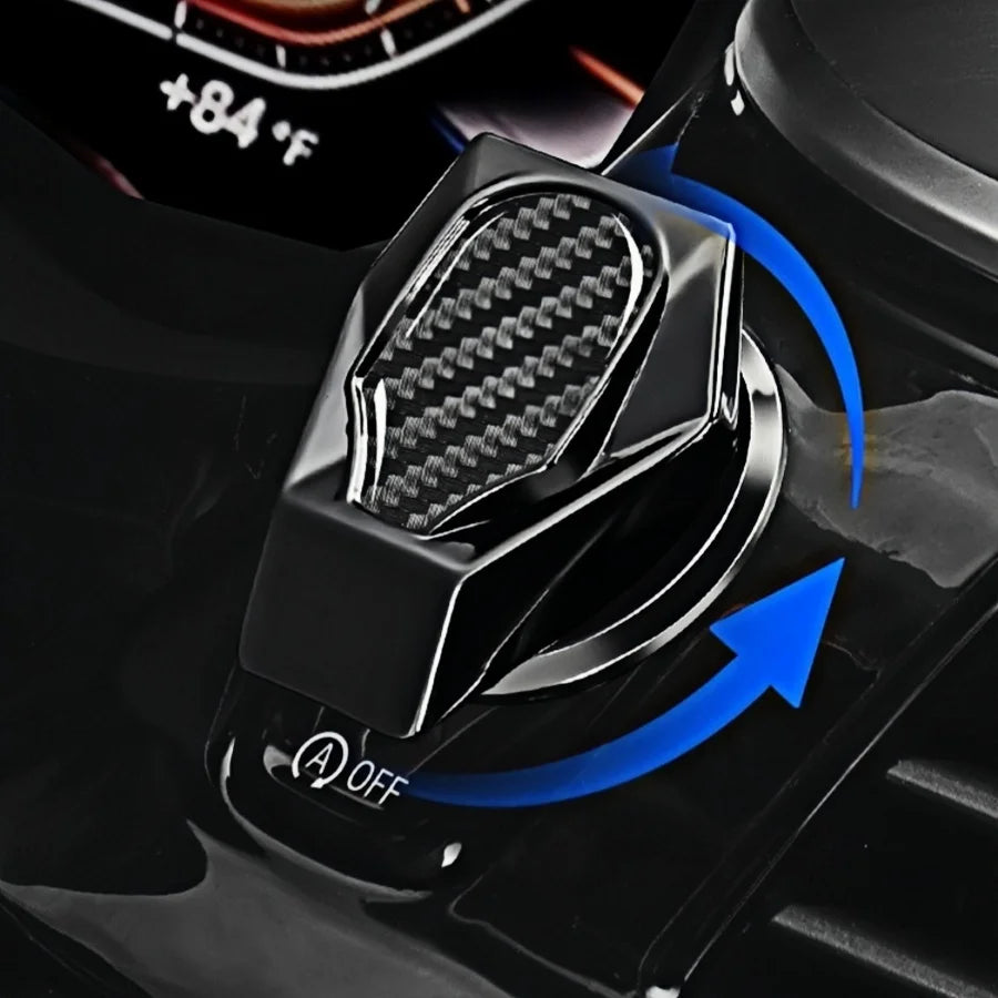 Gros plan d'un autocollant de cache de bouton métallique décoratif noir pour l'automobile.