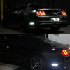 Rückansicht eines schwarzen Ford Mustang mit LED-Seitenmarkierungsleuchten