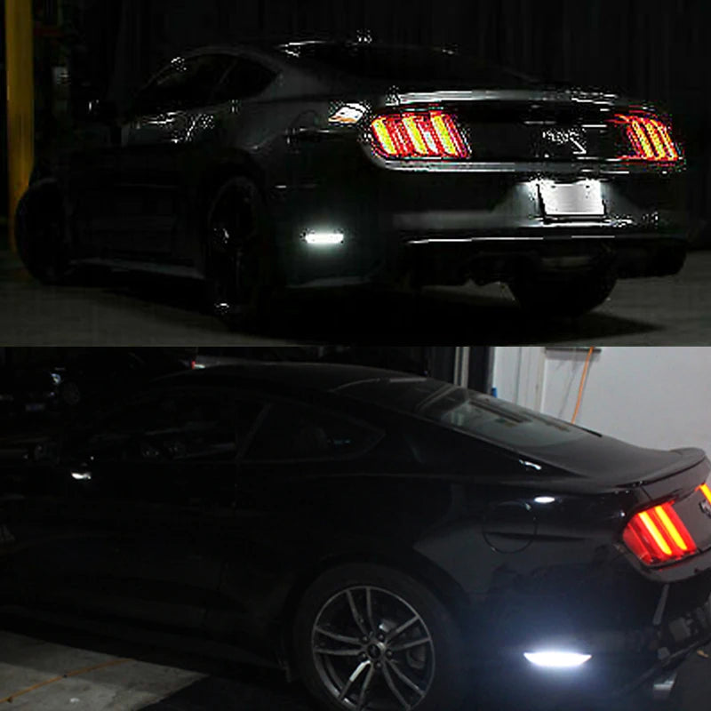 Rückansicht eines schwarzen Ford Mustang mit LED-Seitenmarkierungsleuchten