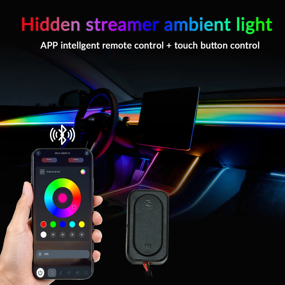 Eine Hand hält ein Smartphone neben der Innenausstattung eines Autos mit RGB-Ambientbeleuchtung.