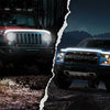Image divisée montrant un Jeep et un pick-up Ford avec des bandes lumineuses LED dynamiques sur le capot.
