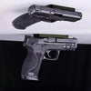 Un pistolet noir est monté sur un support magnétique portable, vu de côté.