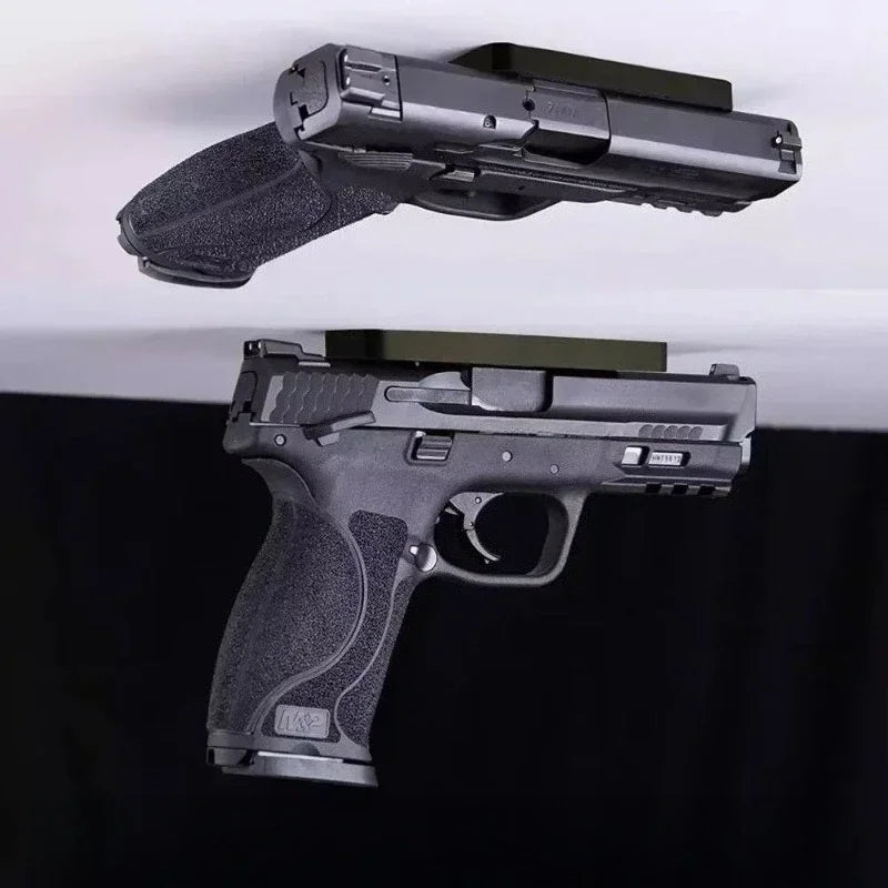 Un pistolet noir est monté sur un support magnétique portable, vu de côté.