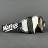 Ein Paar silberner Motorrad- und Offroad-Goggles mit schwarzer Beschriftung am Riemen.