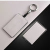 Support de protection NFC argenté avec cordon noir sur fond sombre.
