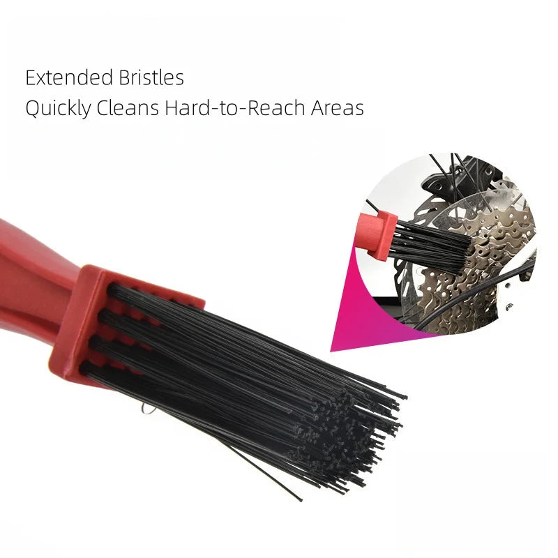 Primer plano de un cepillo rojo con cerdas extendidas, usado para limpiar áreas difíciles.