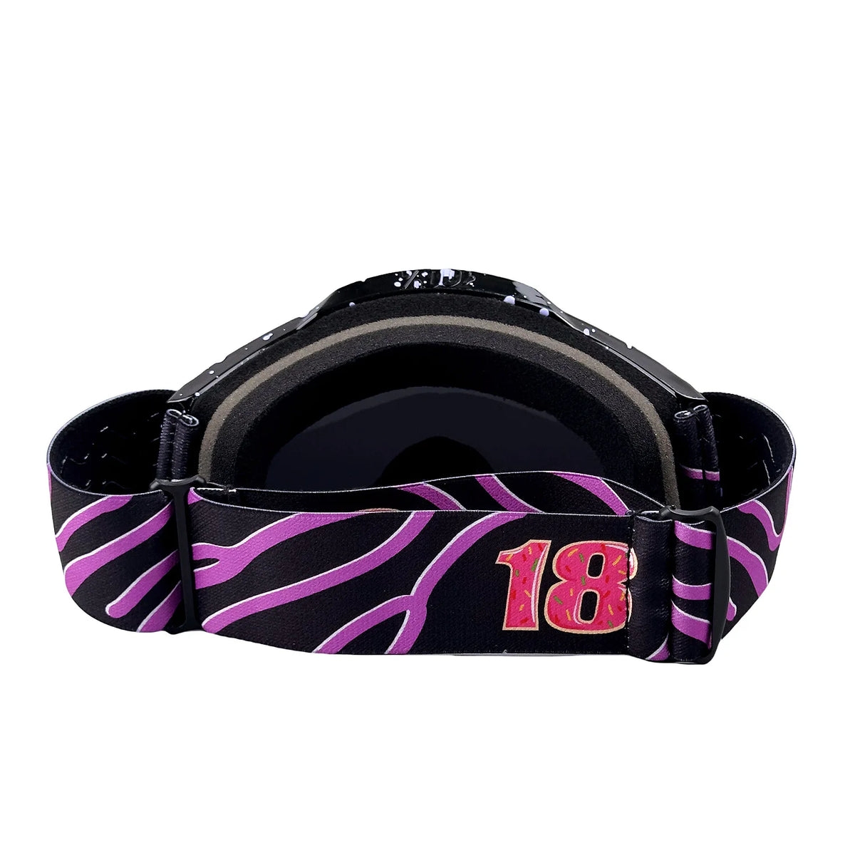 Schwarze Fahrrad- oder Skygoggles mit lila-schwarz gestreiftem Design und der Nummer 18 auf der Linse.