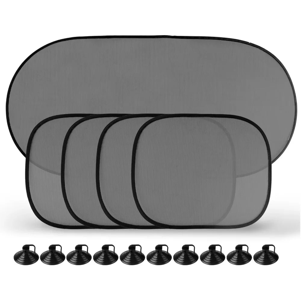 Une pile de pare-soleils universels noirs pour pare-brise de voiture.