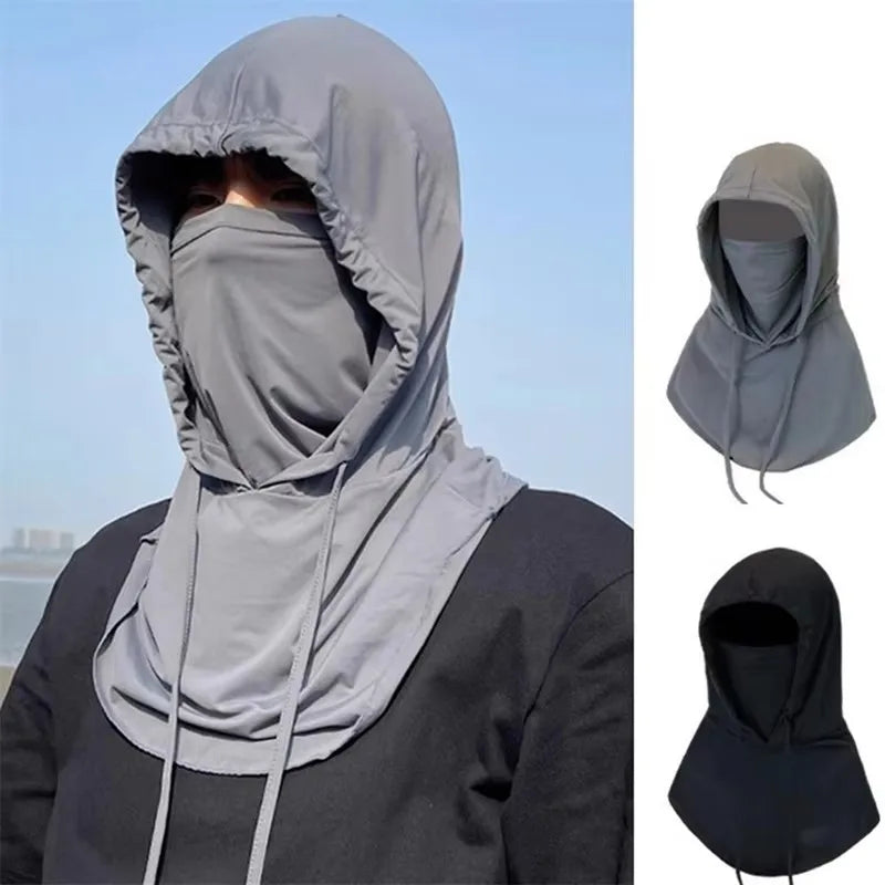 Balaclava multifonctionnelle grise respirante portée par une personne, vue en détail.