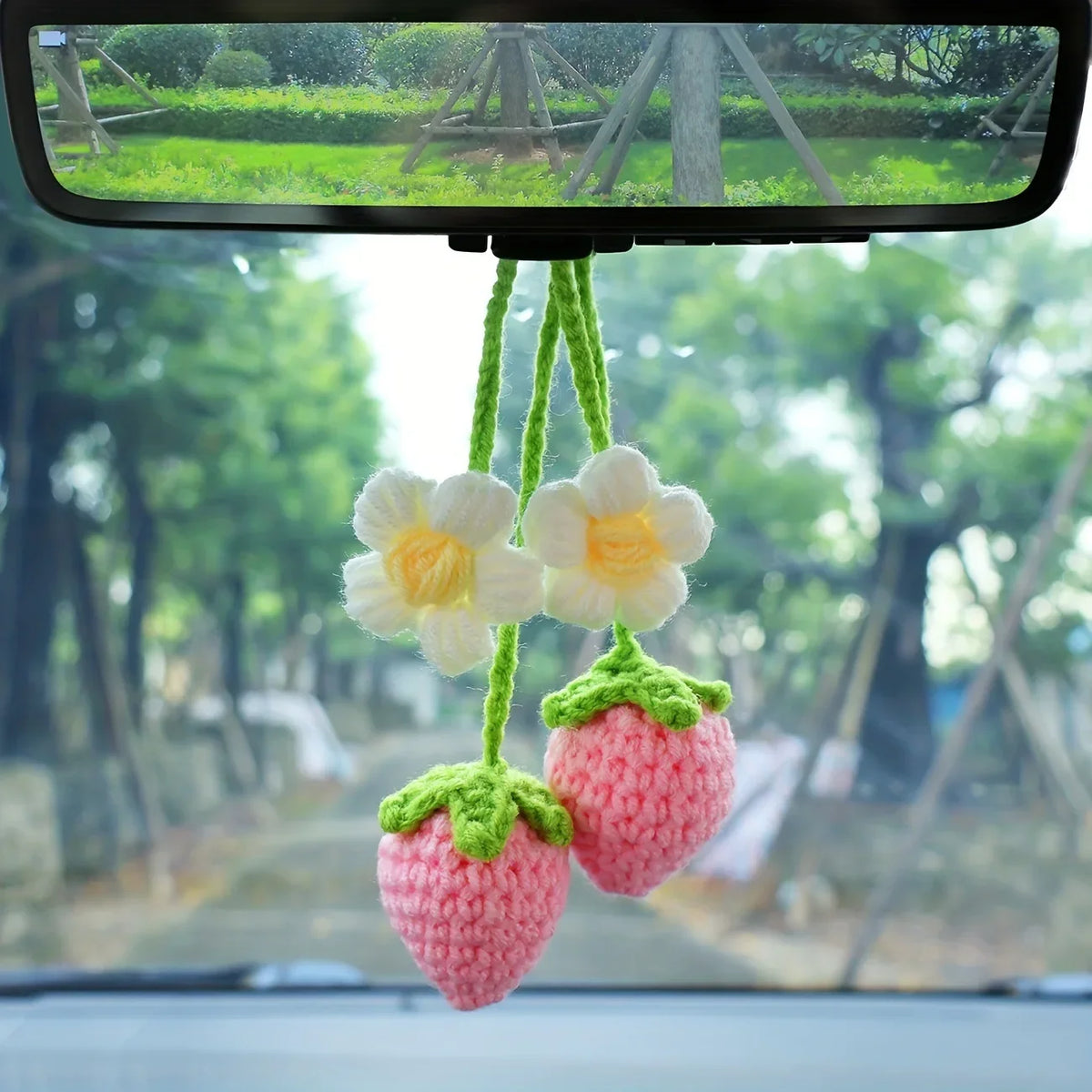 Pendentif de voiture crochet en strawberry fait main avec tige verte et corps rose