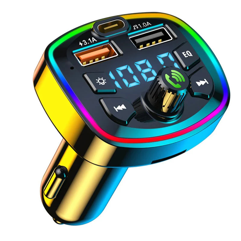 Nahaufnahme eines Auto-Bluetooth-FM-Transmitters mit digitaler Anzeige und Tasten.