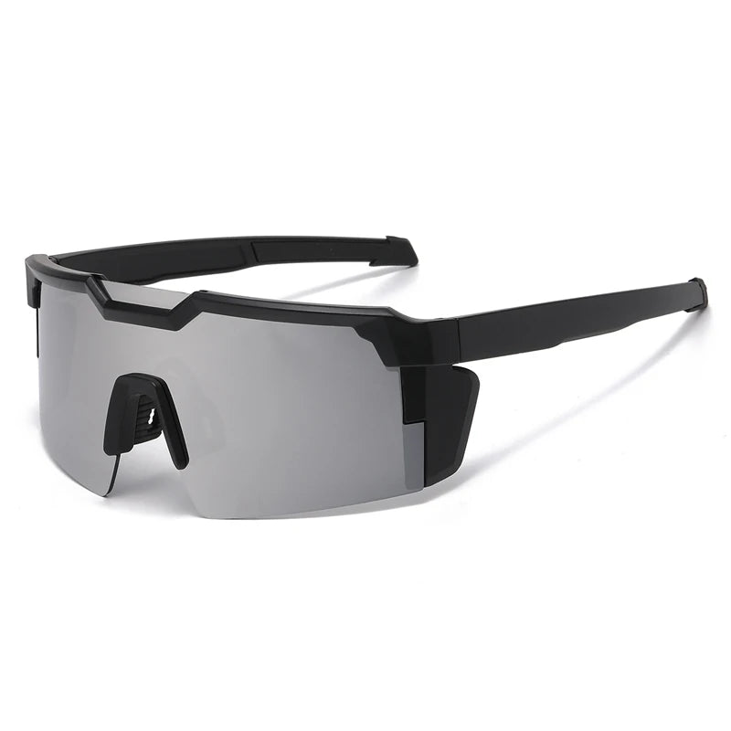 Lunettes de sport pour le cyclisme noires avec des verres gris foncé, présentées sur fond blanc.