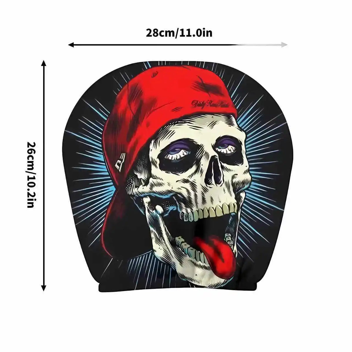 Diseño de calavera y tibias cruzadas negra con una gorra roja en una funda para reposacabezas de coche.