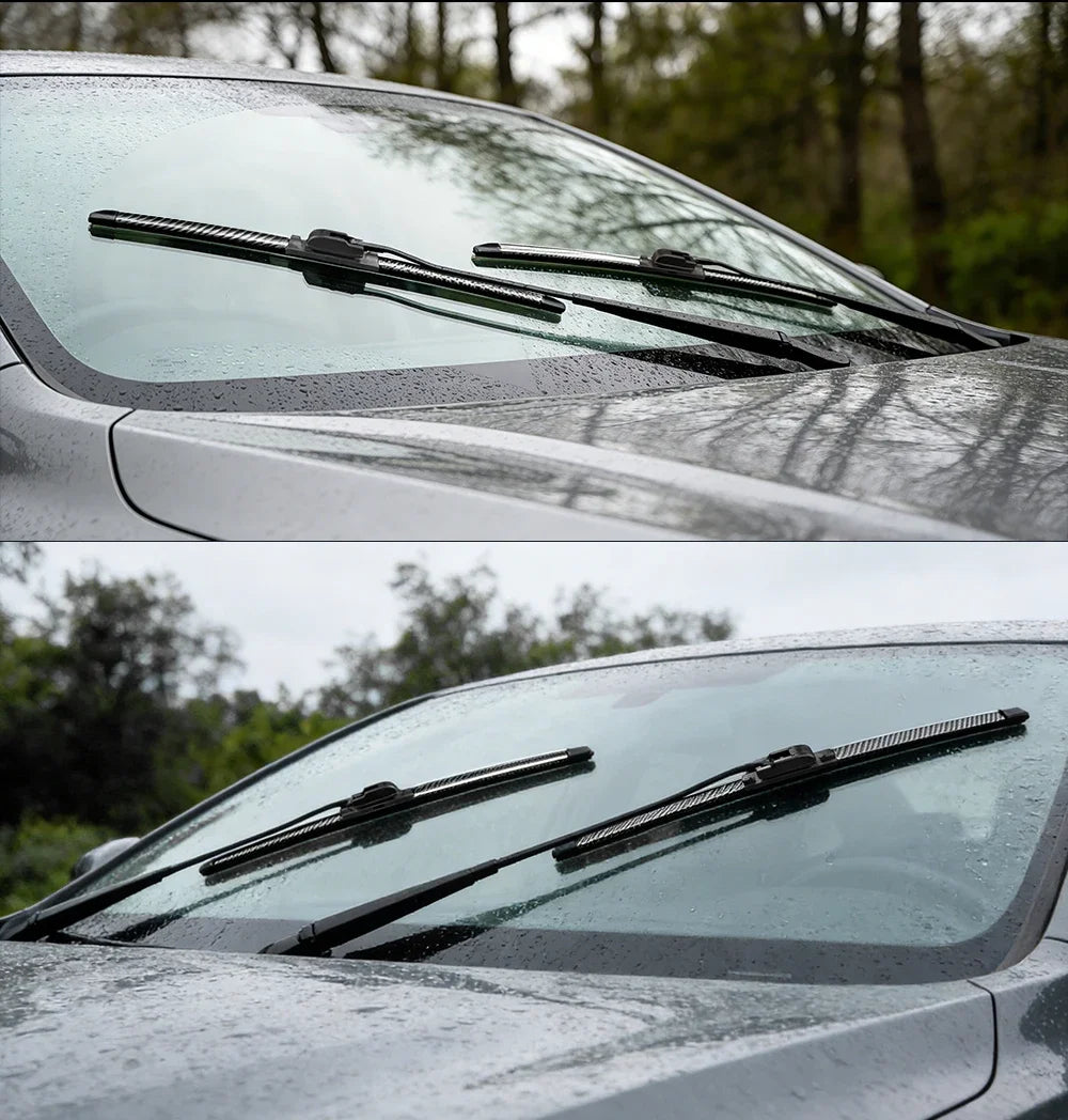 Nahaufnahme von Scheibenwischerblättern eines Autos, nass vom Regen.