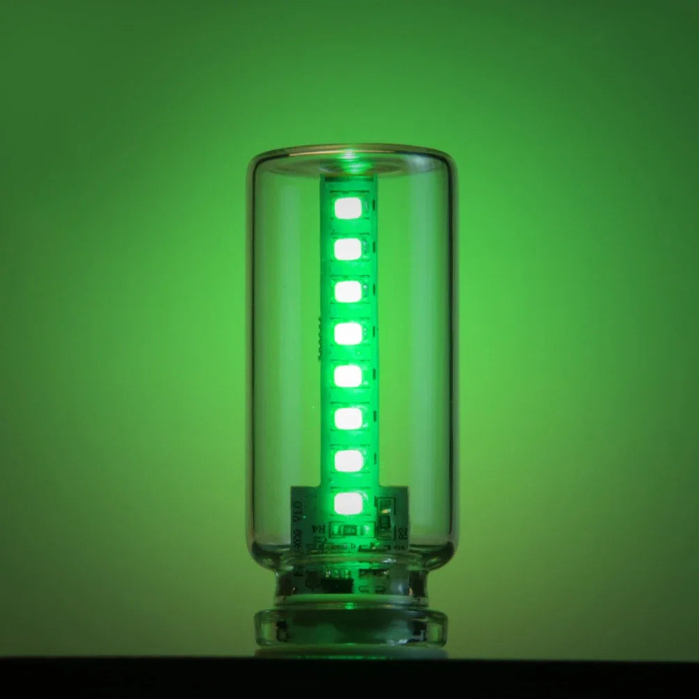 Klares Glasröhrchen mit einem grün leuchtenden LED-Streifen vor grünem Hintergrund.