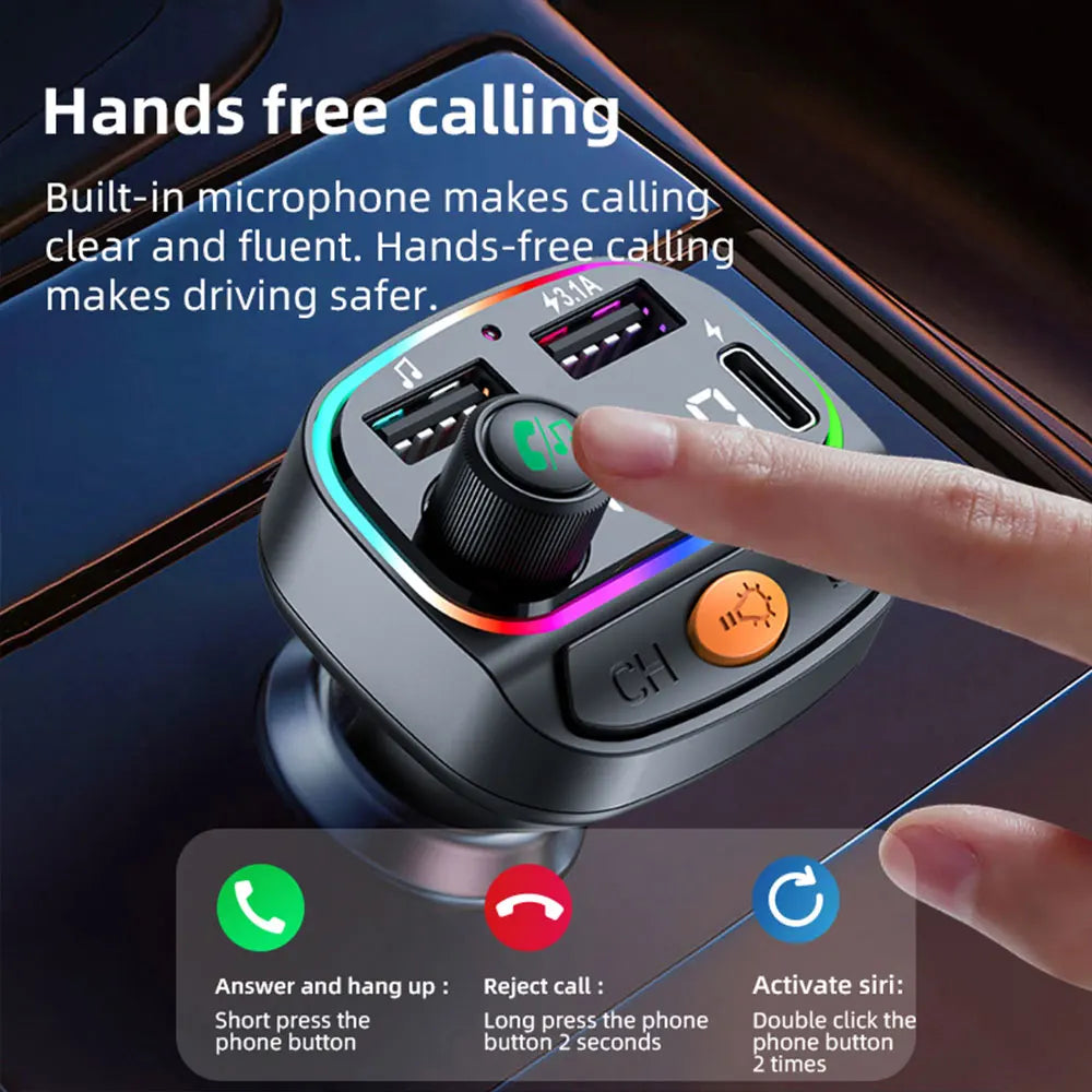 Eine Hand interagiert mit einem Auto-Bluetooth-FM-Transmitter mit Mikrofon und Bedienelementen für freihändiges Telefonieren.
