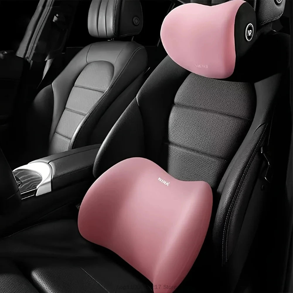 Pinker ergonomischer Kopfstütze und Lendenstützkissen in einem schwarzen Autositz.