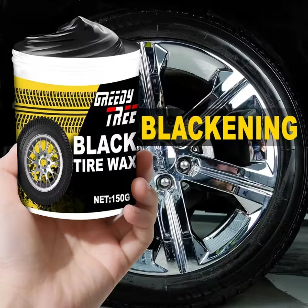 Eine Hand hält ein schwarzes Kosmetikgefäß mit Greedy Tree Blackening Reifenwachs neben einem glänzenden Auto-Rad.