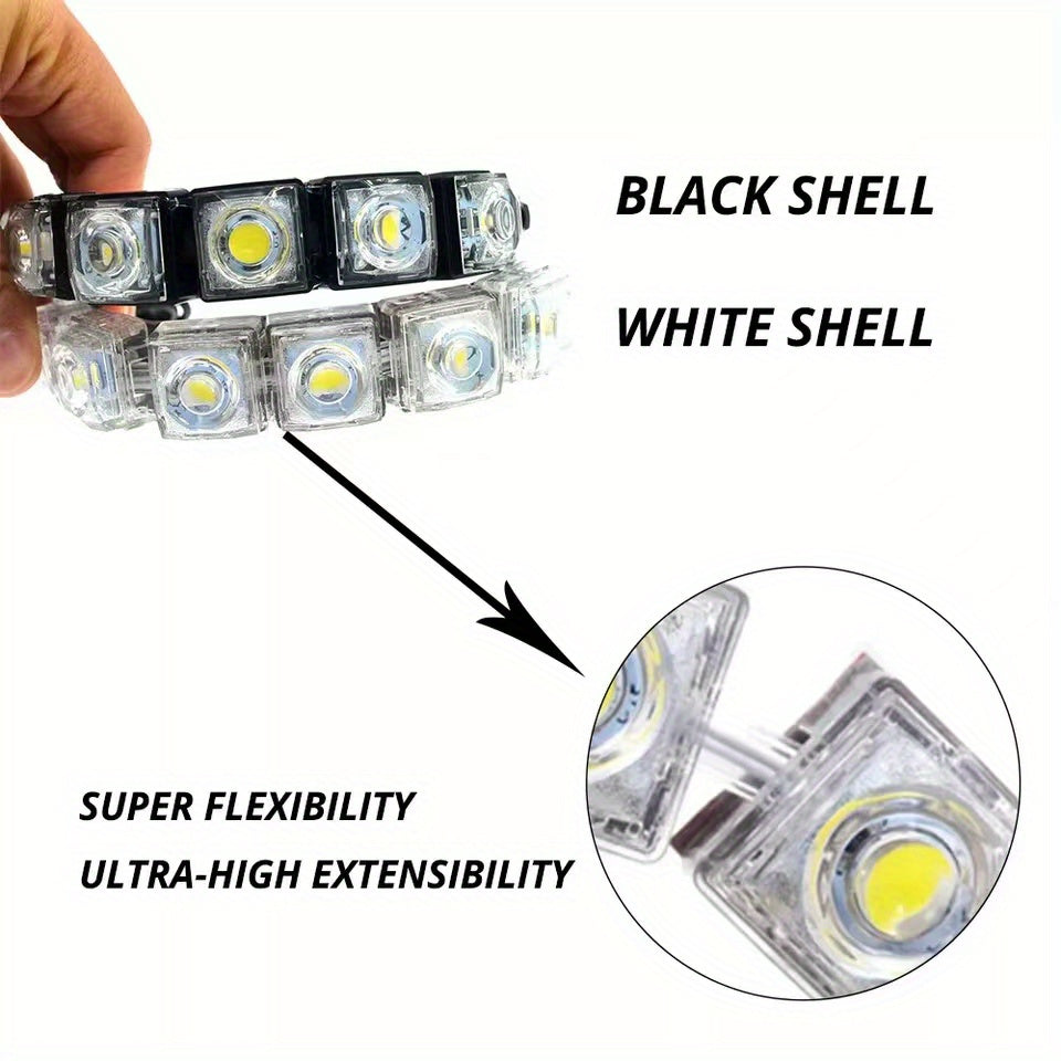Une main tient une bande lumineuse LED noir et blanc, démontrant une grande flexibilité et extensibilité.