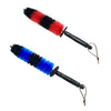 Un jeu de deux brosses nettoyantes pour roues et jantes à long manche, une rouge et noire, et une bleue et noire.