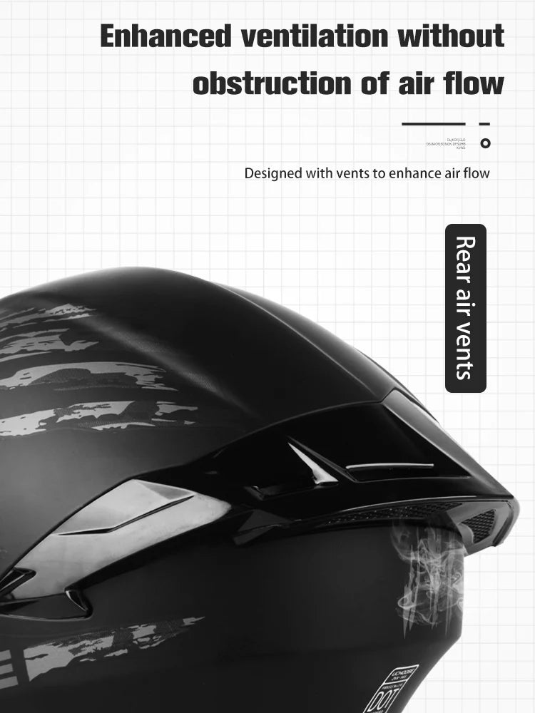 Gros plan d'un casque de moto modulaire noir DOT avec aérations arrière.