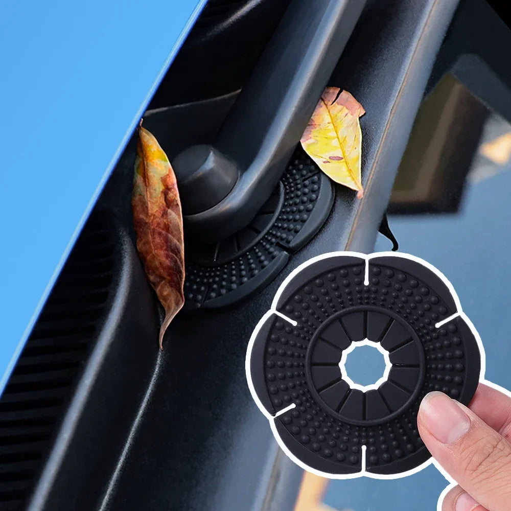 Une main applique un protecteur de bras de balai sur la lame d'essuie-glace d'une voiture.