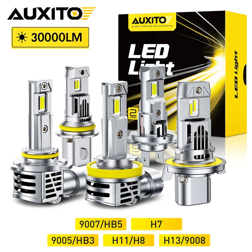 Ein Satz von vier silbernen LED-Glühbirnen und Verpackung für Auto-Scheinwerfer.
