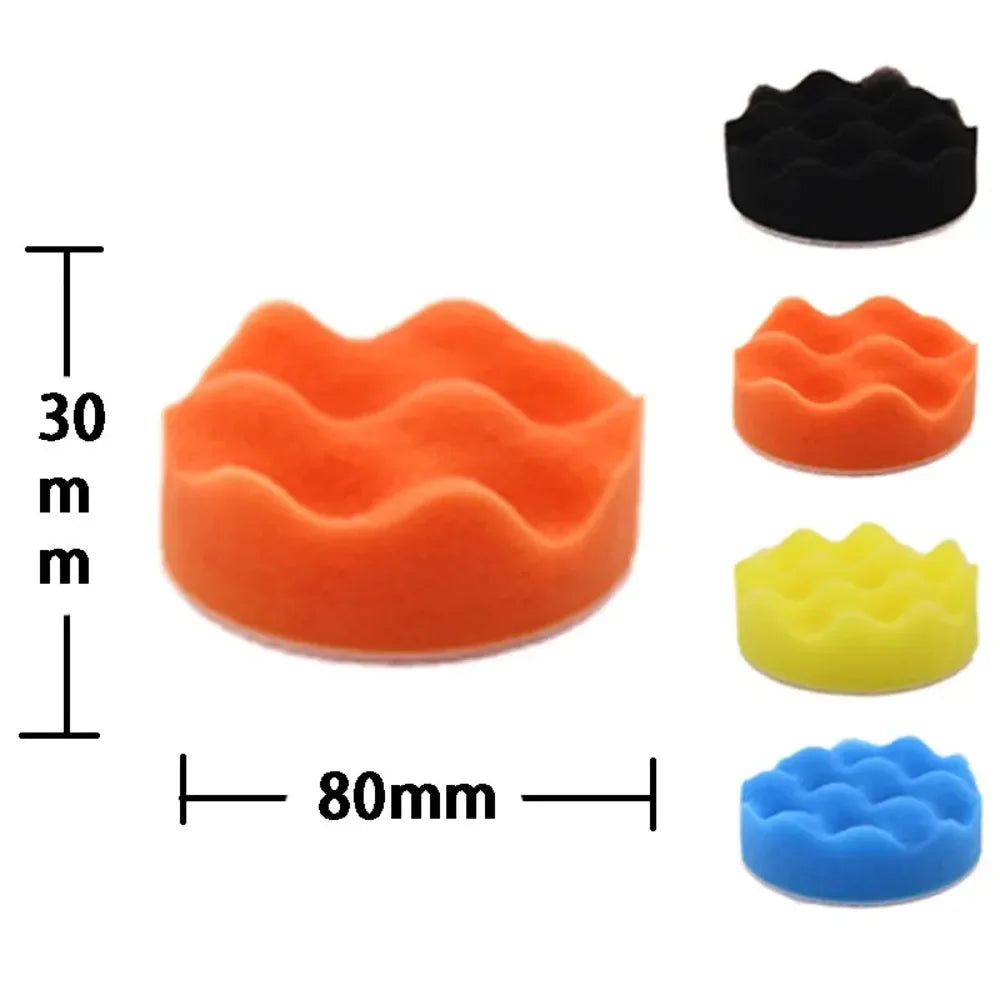 Set von 11 Schaumpolierpads in orange, gelber und blauem, gezeigt vor einer Messskala.