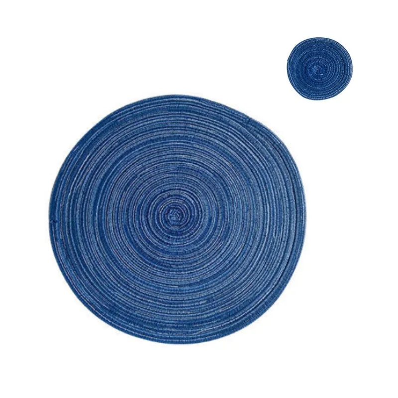 Un ensemble de sous-plats et de dessous de verre tressés bleus avec des motifs circulaires concentriques.