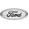 Emblème ovale argenté avec le mot Ford en police cursive.