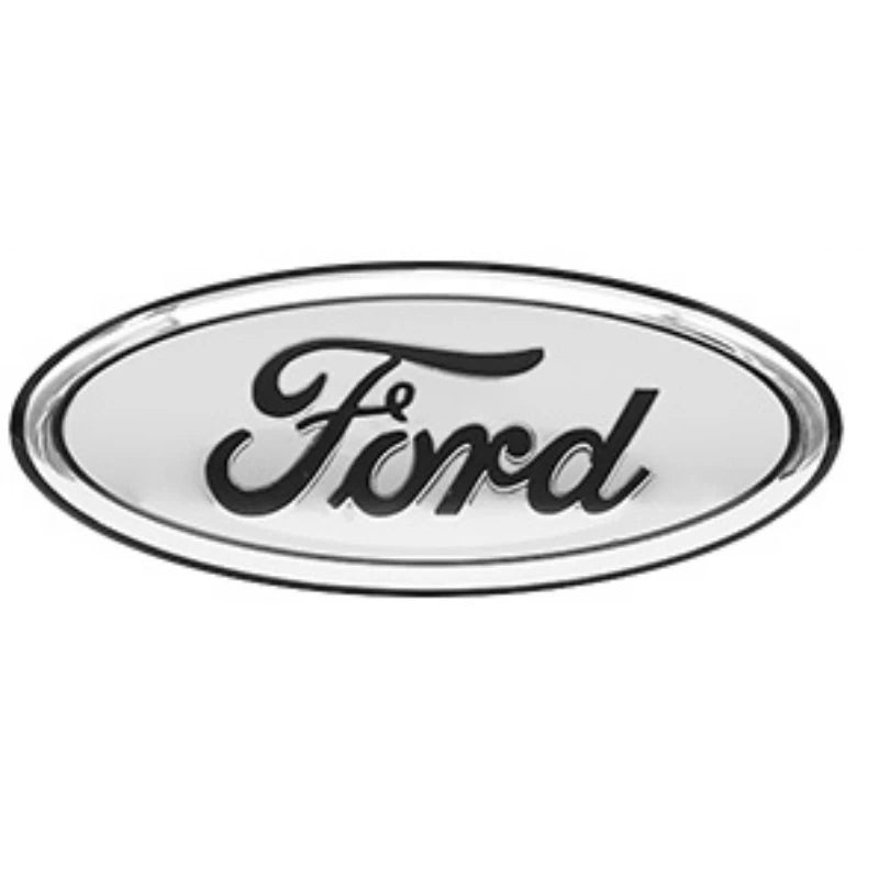 Emblème ovale argenté avec le mot Ford en police cursive.