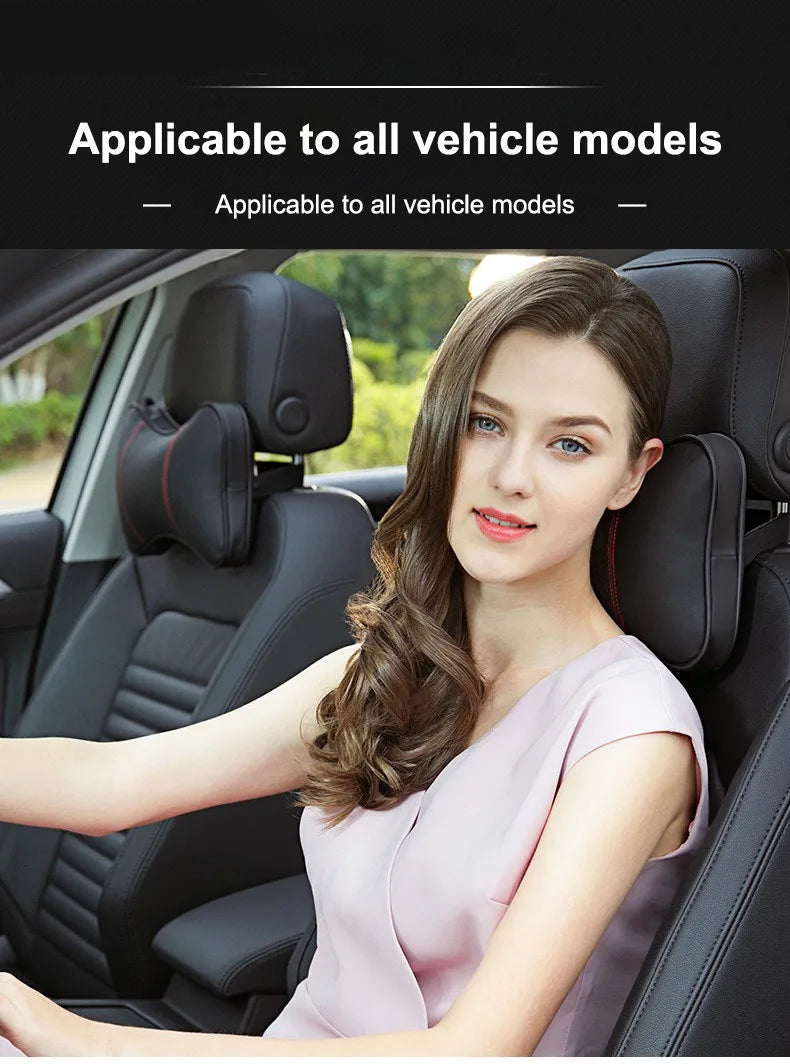 Eine junge Frau sitzt im Auto lächelnd, mit einem schwarzen Kopfstützenkissen sichtbar auf dem Sitz.