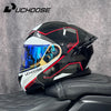 Un casque de moto modulaire noir et blanc DOT est exposé sur un siège en cuir noir.