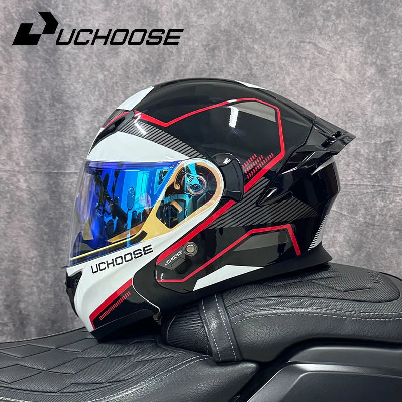 Un casque de moto modulaire noir et blanc DOT est exposé sur un siège en cuir noir.