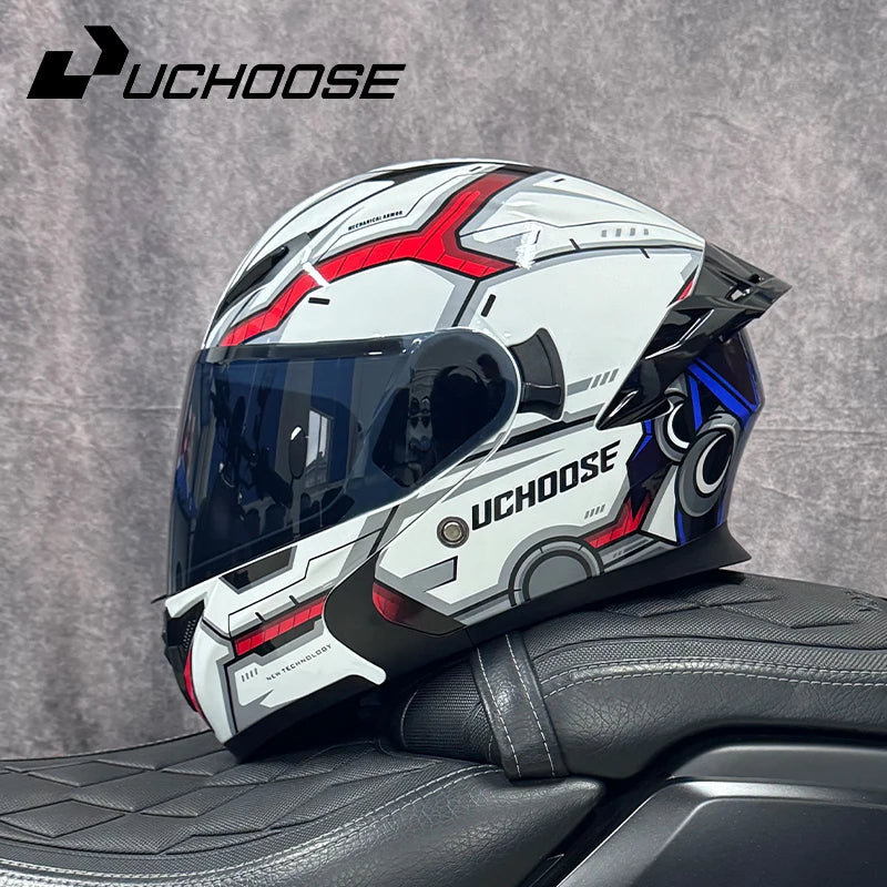 Un casque moto modulaire blanc et rouge DOT posé sur une surface en cuir noir.