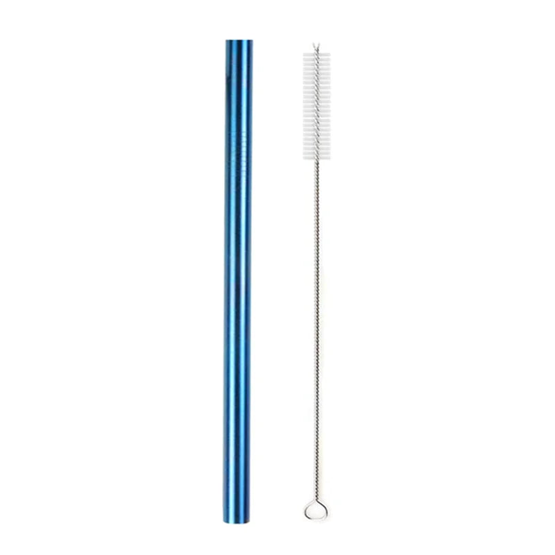 Set wiederverwendbare Trinkhalme aus Edelstahl, einer ist ein langer, dünner Strohhalm und der andere ein Glasrohr.