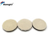 Drei beige Schaumpolierpads für schwere Autopflegungs- und Detailarbeiten.