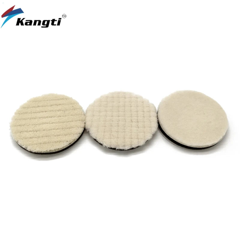 Drei beige Schaumpolierpads für schwere Autopflegungs- und Detailarbeiten.
