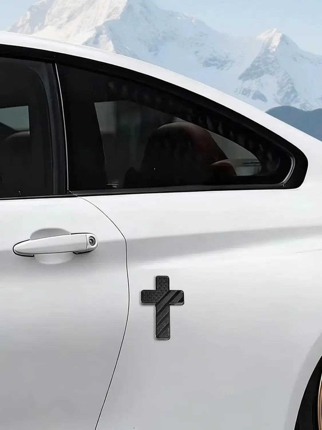 Nahaufnahme einer weißen Autotür mit einem schwarzen Kreuzaufkleber an der Seitenwand.