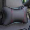 Nahaufnahme eines schwarzen Kunstleder-Auto-Kopfstützen-Nackenkissen mit rohen Nähten und blauer Borte.