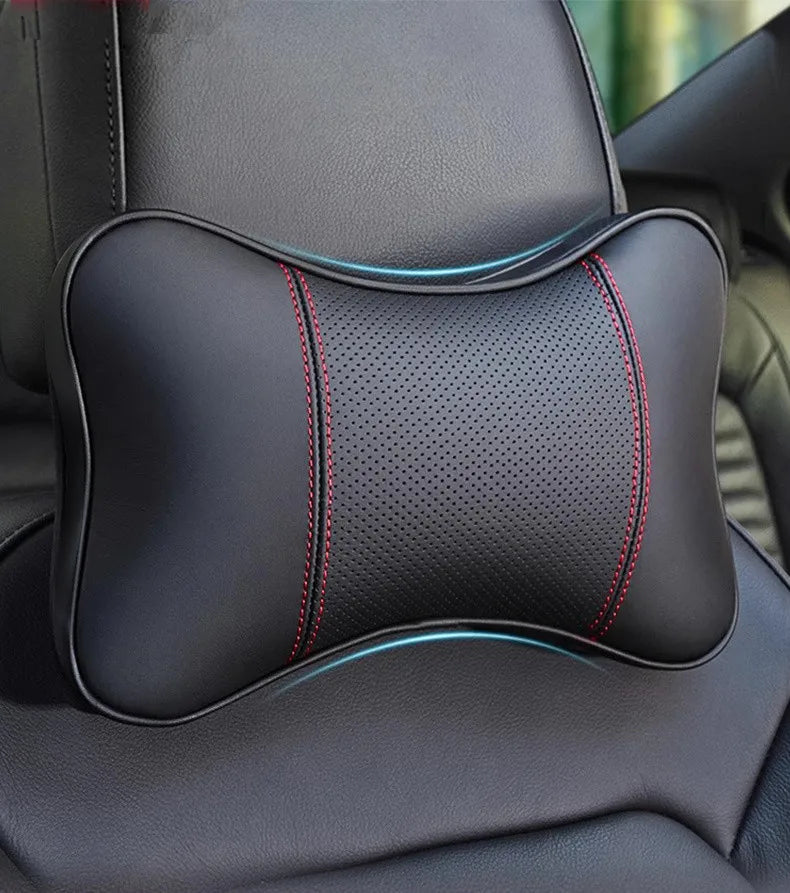 Nahaufnahme eines schwarzen Kunstleder-Auto-Kopfstützen-Nackenkissen mit rohen Nähten und blauer Borte.